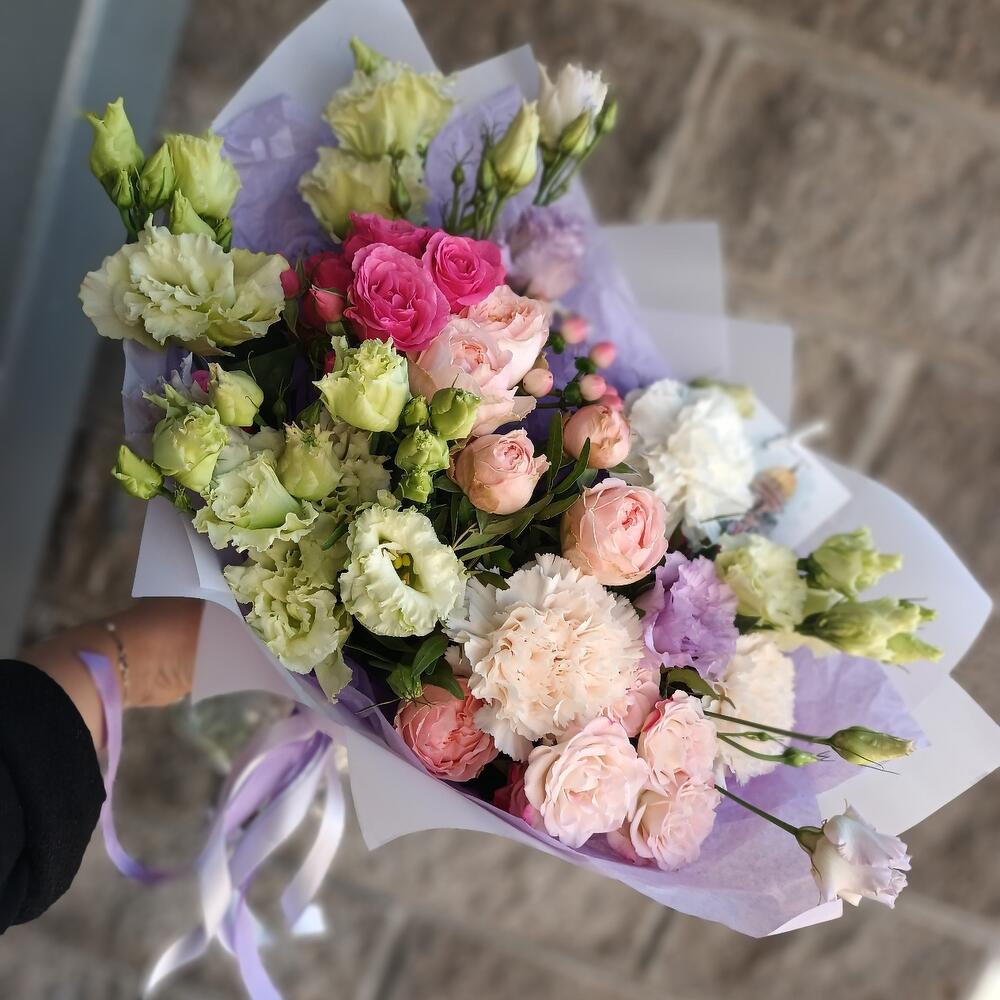 Букет с эустомой,пионовидными розами и гвоздикой